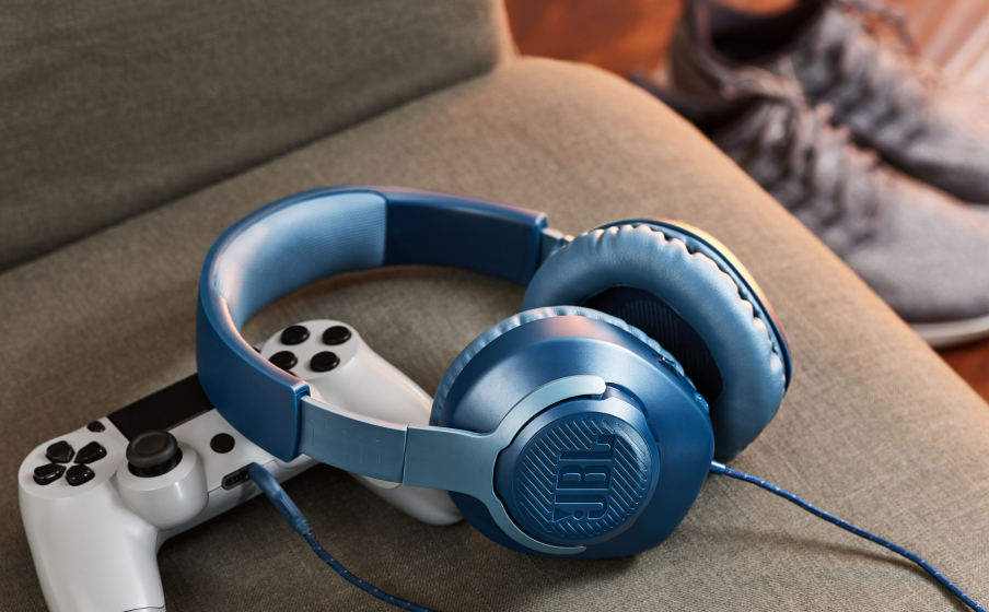 JBL_Quantum_100_Blue_Lifestyle