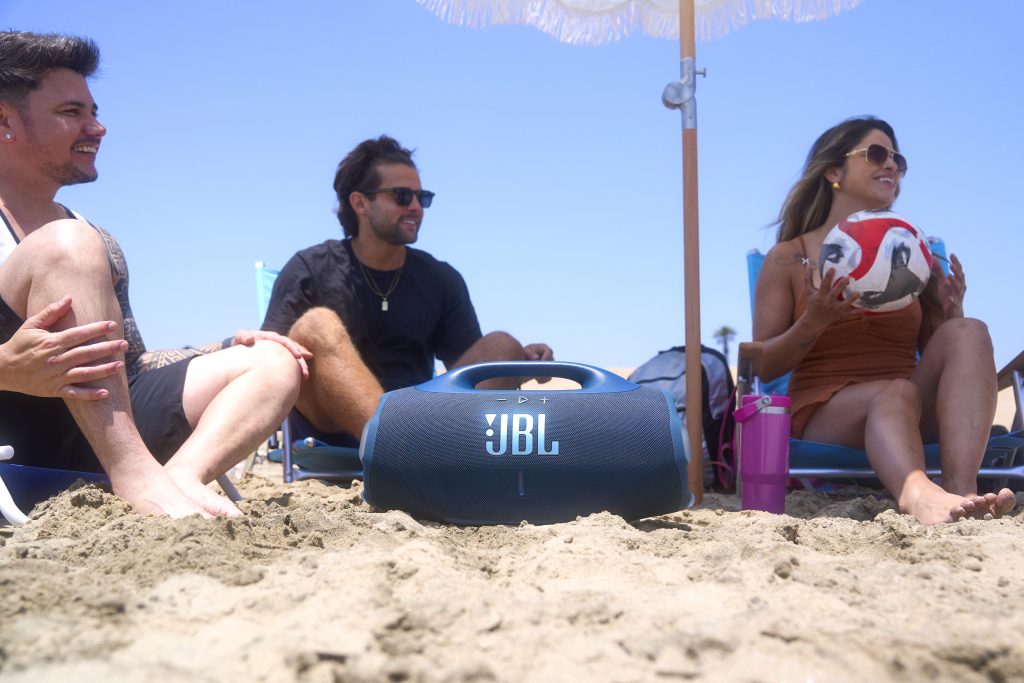 LS_JBL_BOOMBOX4_LIFESTYLE_BEACH_RF400893_x1-1024x683