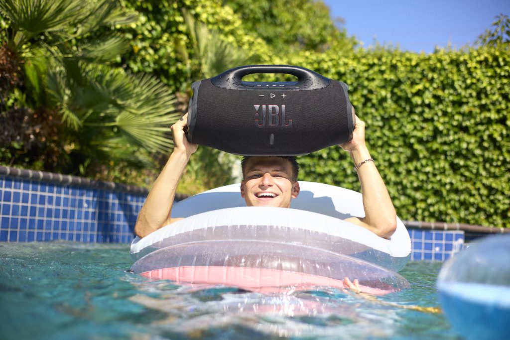 LS_JBL_BOOMBOX4_LIFESTYLE_POOL_4I7A2940_x1-1024x683