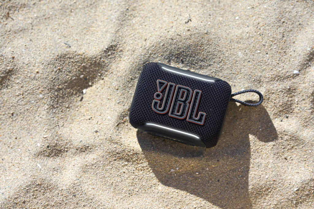 LS_JBL_GO5_LIFESTYLE_BLACK_DSC08096_x2-1024x683