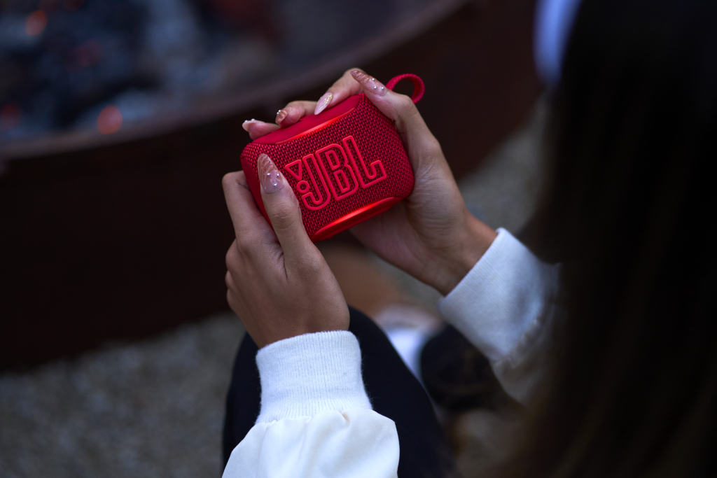 LS_JBL_GO5_LIFESTYLE_RED_RF405892_x2-1-1024x683