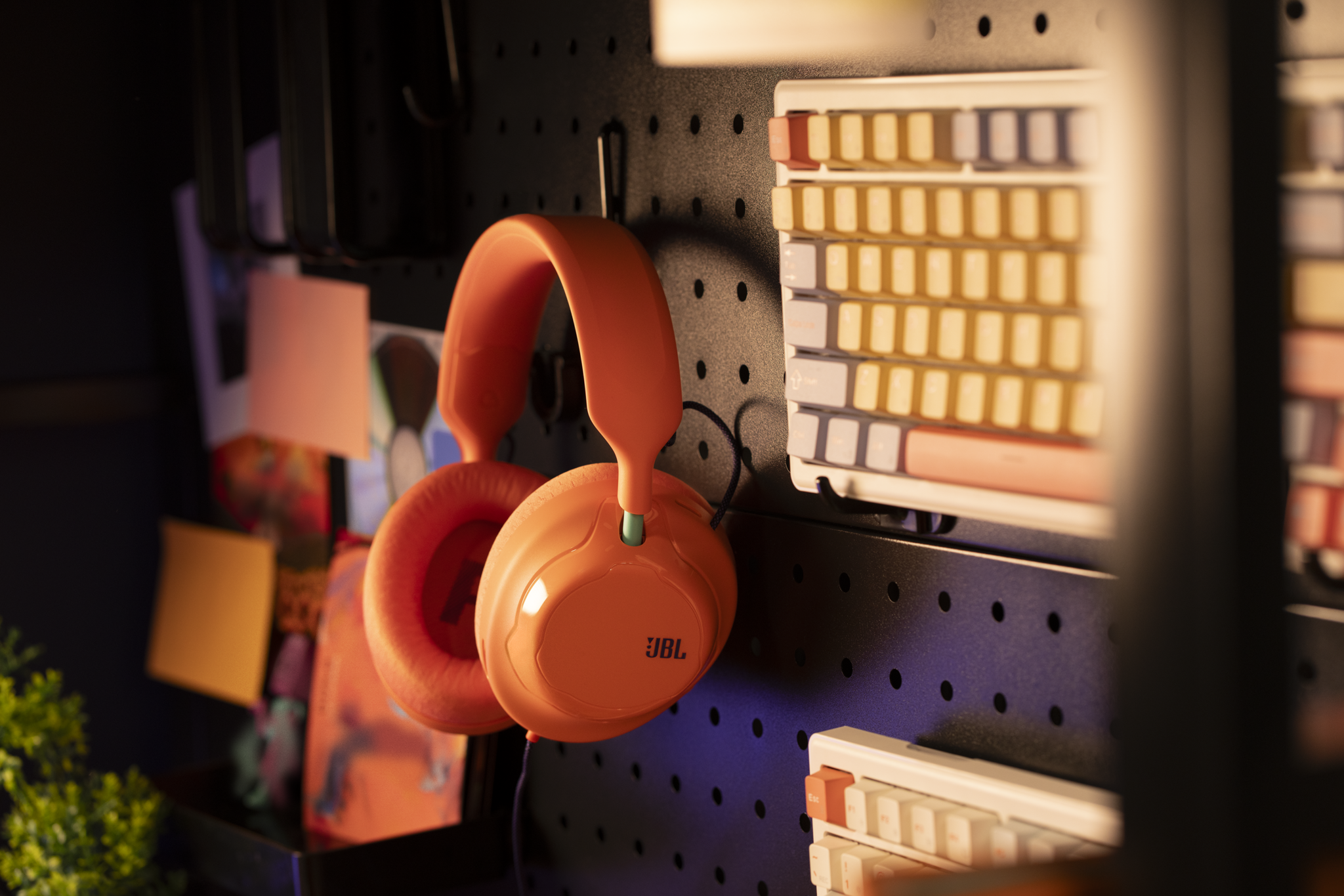 JBL_Quantum_120_Coral-scaled